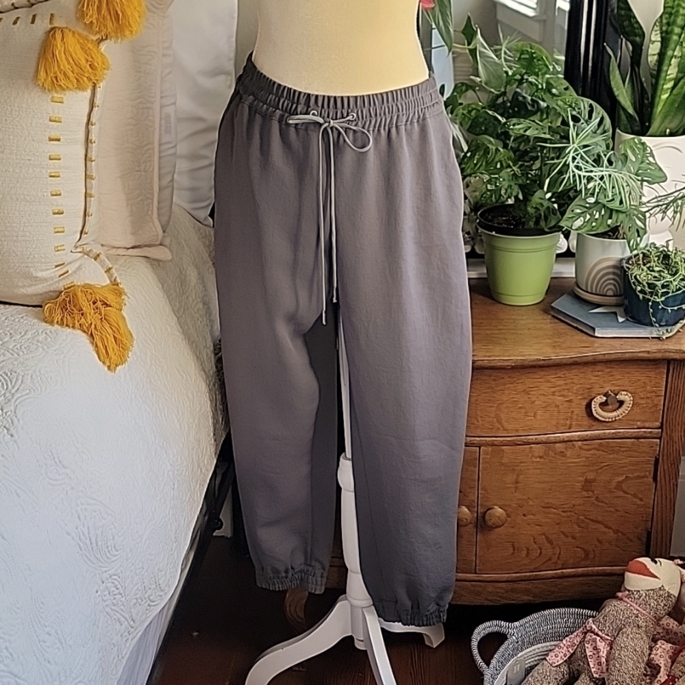 ARITZIA. mid-rise drawstring 100% polyester pants. Elastic at ankles as pictured